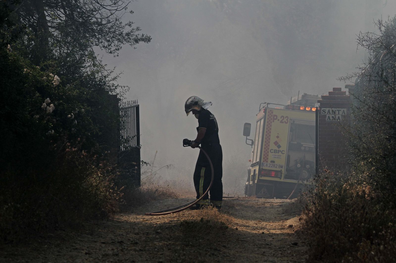 Un bombero durante un incendio, el pasado verano.