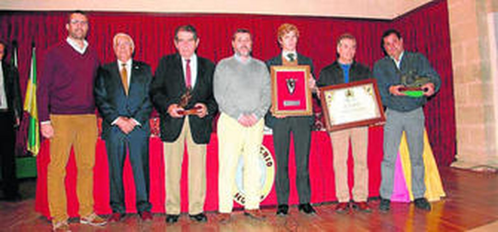 Los galardonados con el director del Hotel Monasterio, el presidente de su tertulia taurina y el alcalde de El Puerto.