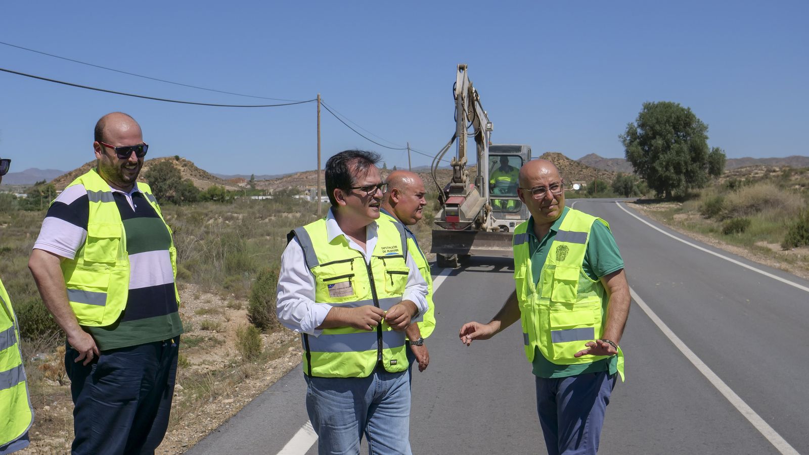 El diputado de Fomento en una imagen de archivo en una visita a una actuación en la red viaria provincial.