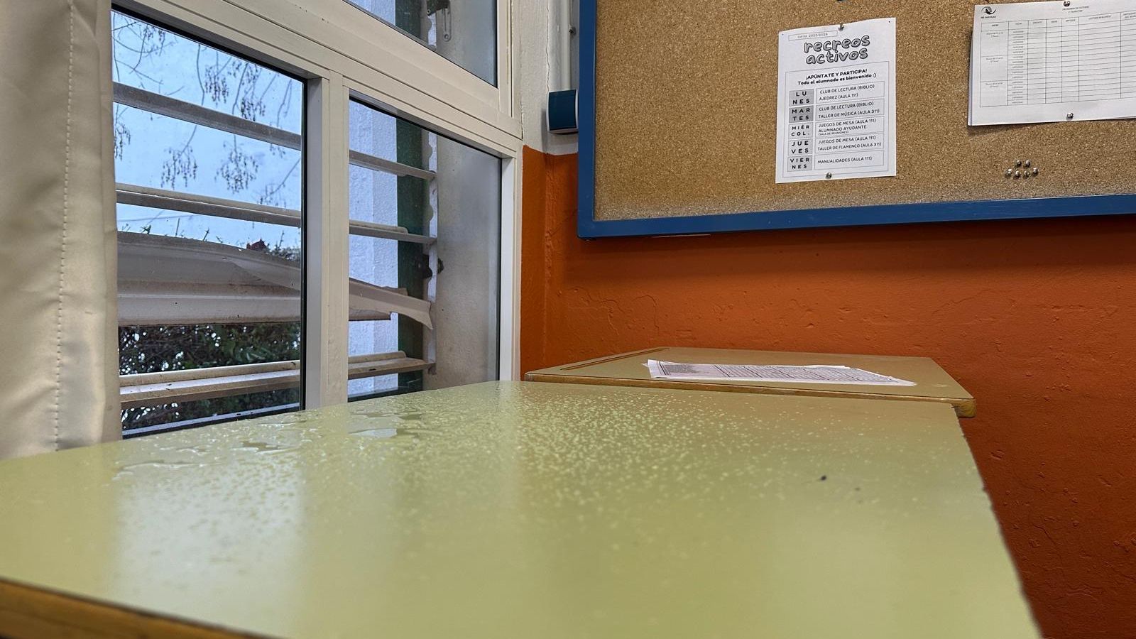 Fotografías de las goteras y humedades en el IES San Blas de Aracena, con alumnos desalojados este miércoles