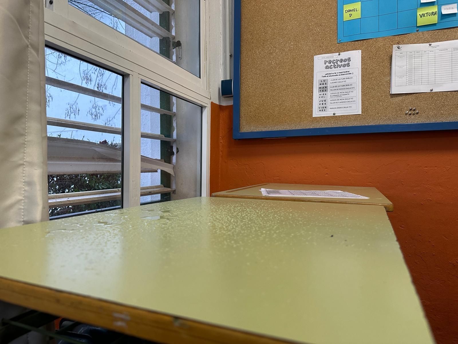 Fotografías de las goteras y humedades en el IES San Blas de Aracena, con alumnos desalojados este miércoles