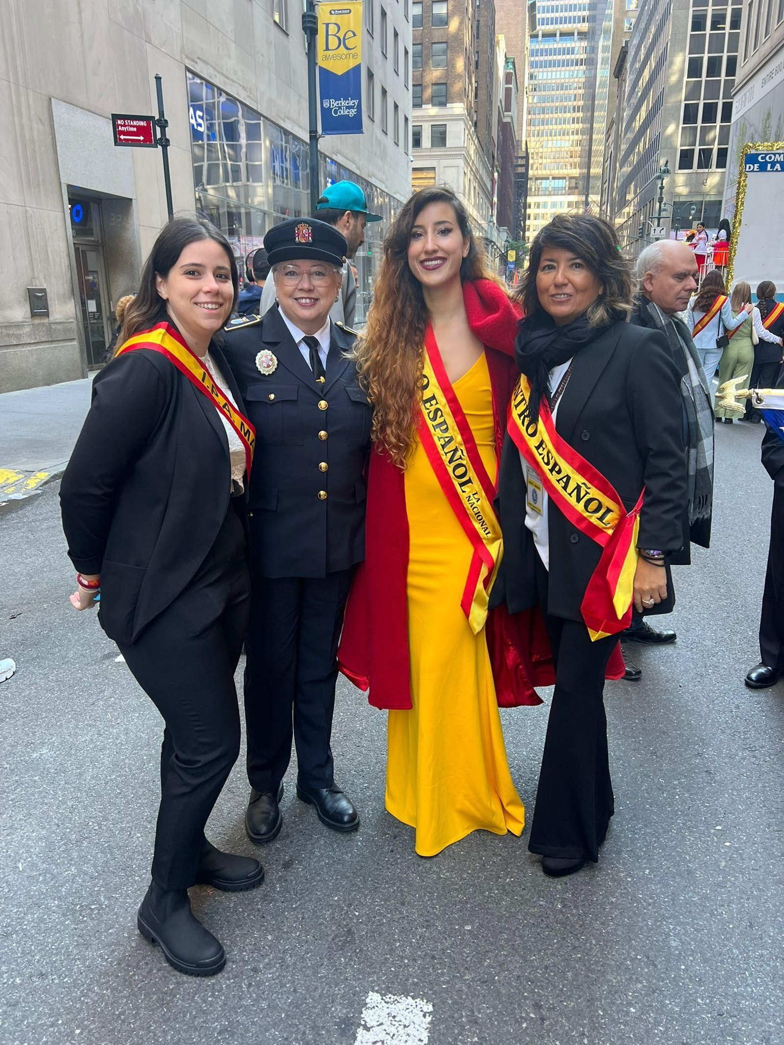 Mari Luz, junto a su hija, la reina española y María Higuero.