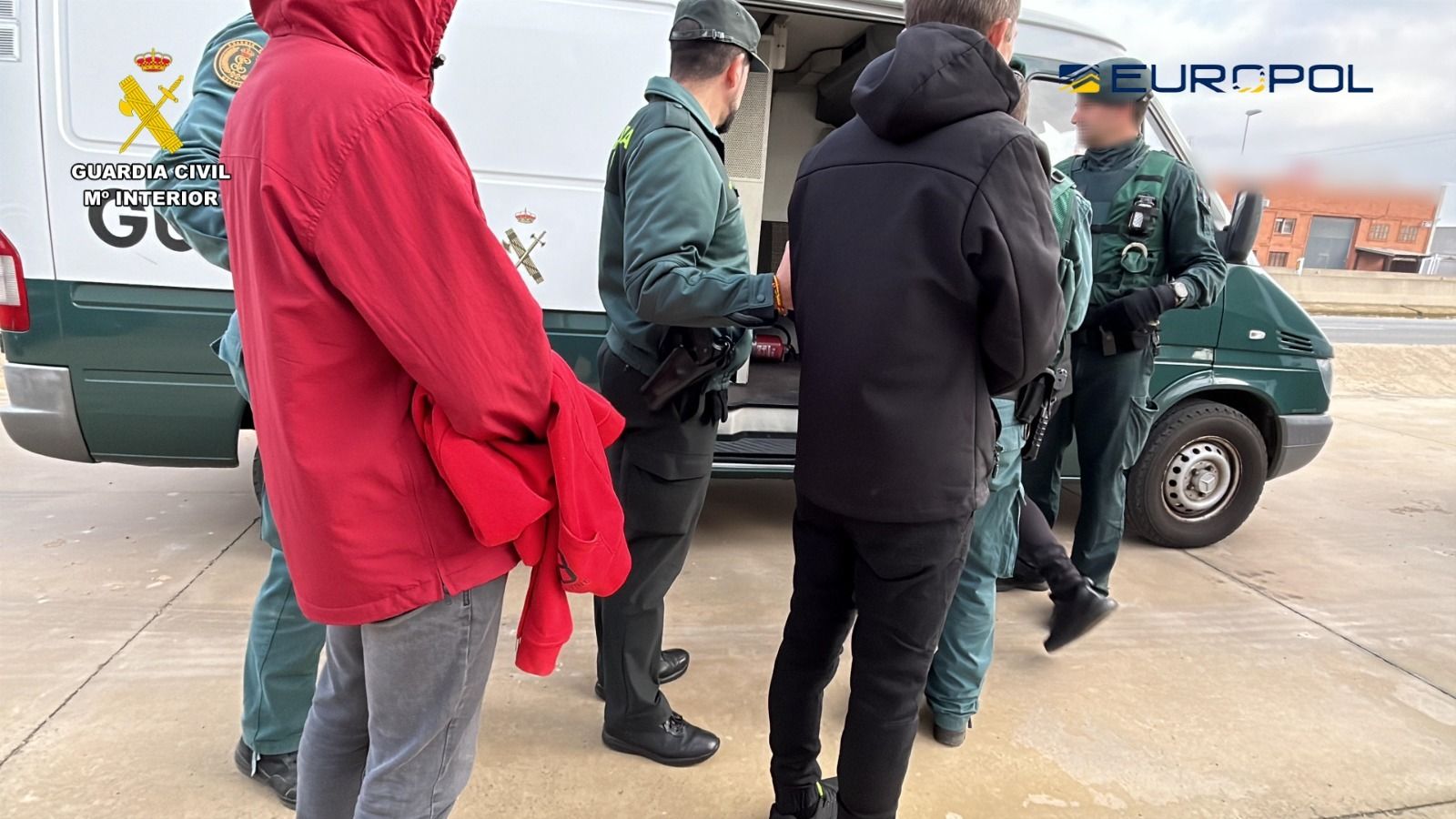 La Guardia Civil traslada a varios de los detenidos.