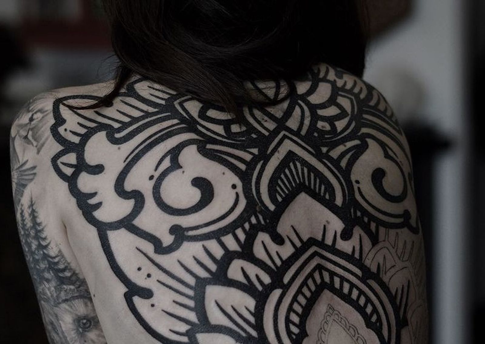 Imagen del proceso de tatuaje de espalda