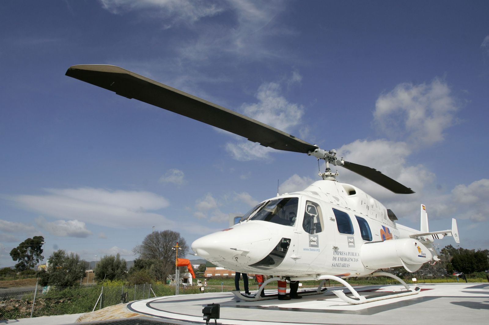 Un helicóptero del 061.