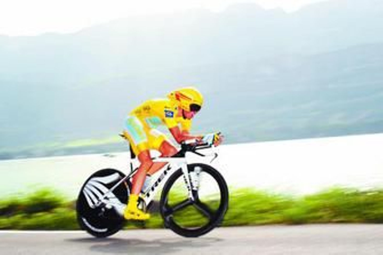 El español Alberto Contador, líder del Tour, bordea el lago de Annecy durante un tramo de la contrarreloj de ayer.