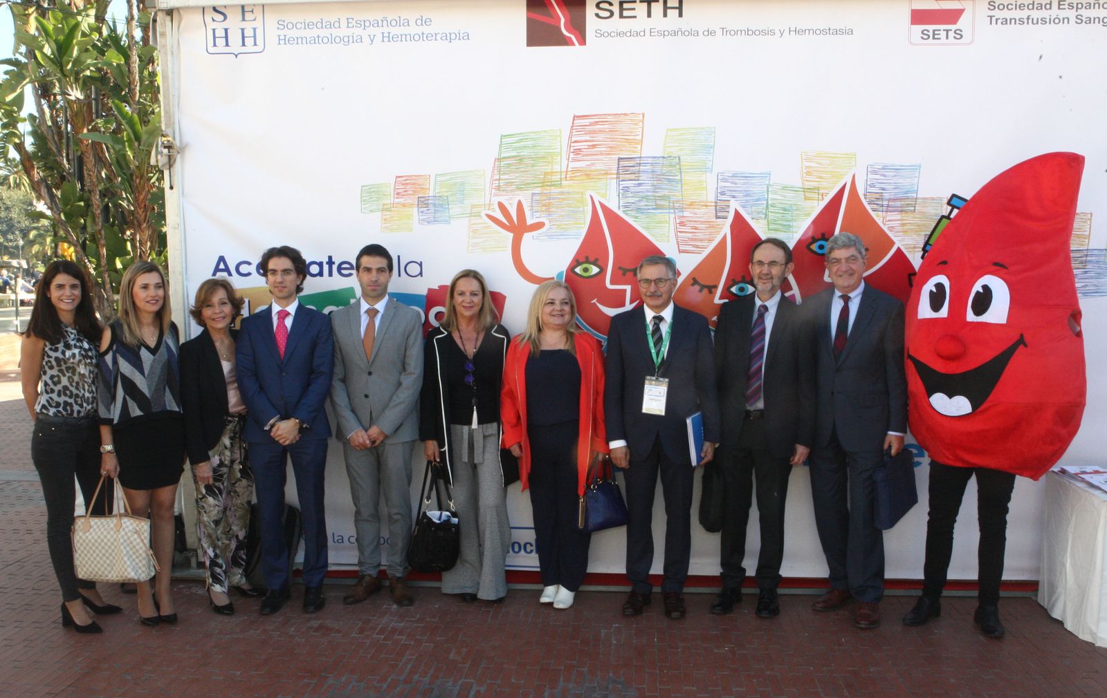 Los especialistas de los congresos de hematólogos, en la Plaza de la Marina.