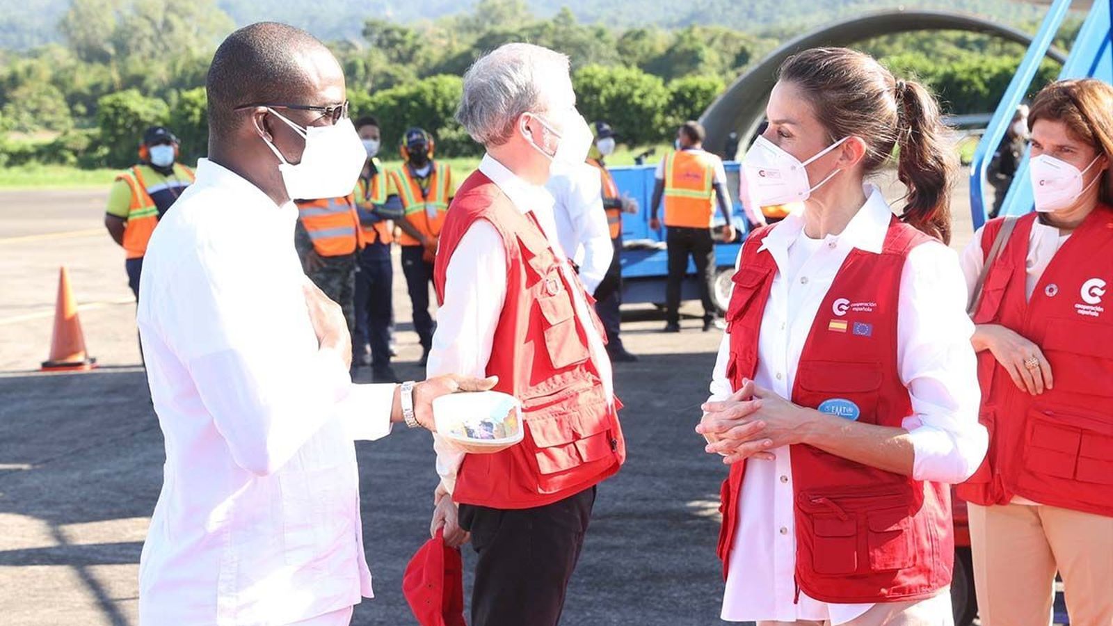 La Reina al llegar al aeródromo hondureño