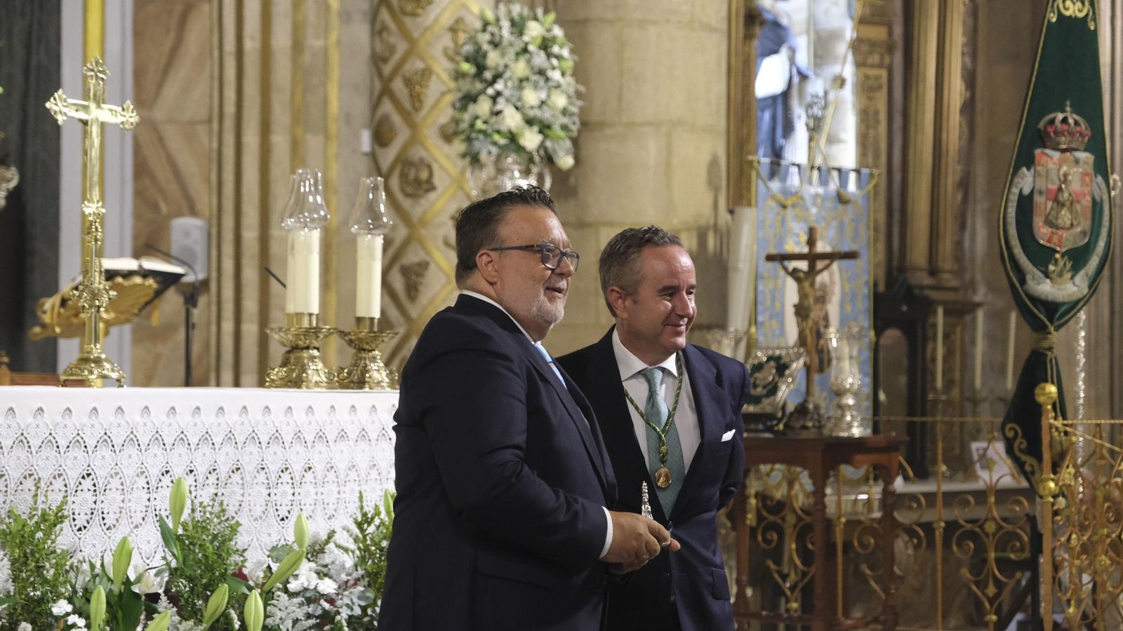 Alfredo Casas recibió una réplica en miniatura de la Virgen del Mar.