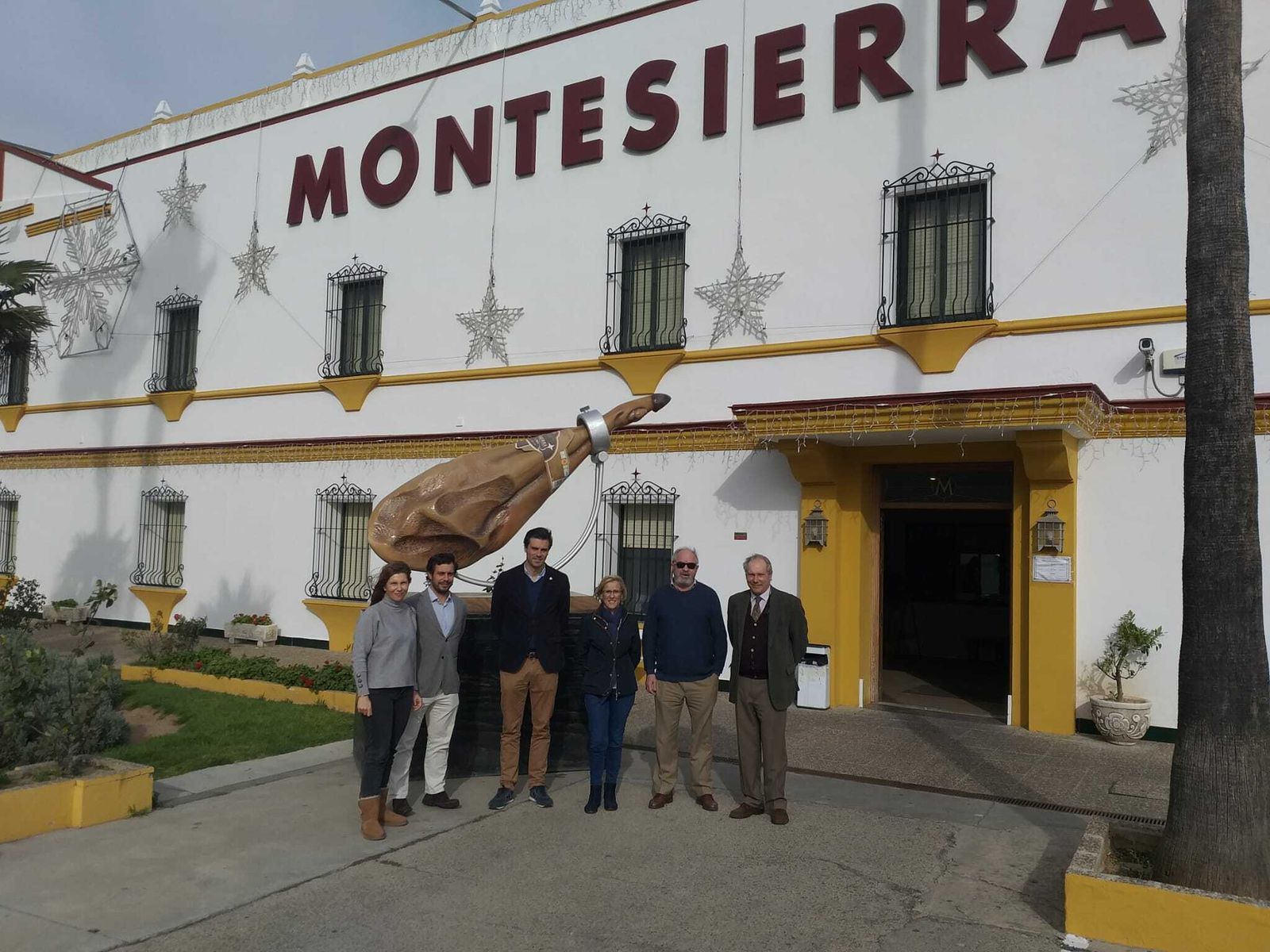 Los Reyes Magos ante la fachada de la empresa Montesierra
