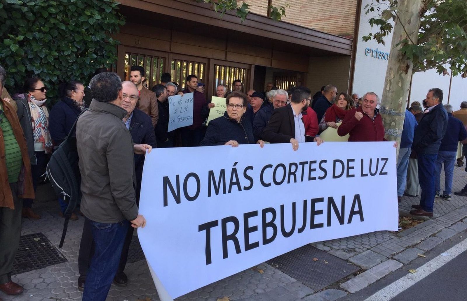 La plataforma No Más Cortes de Luz en Trebujena, de protesta en Sevilla.
