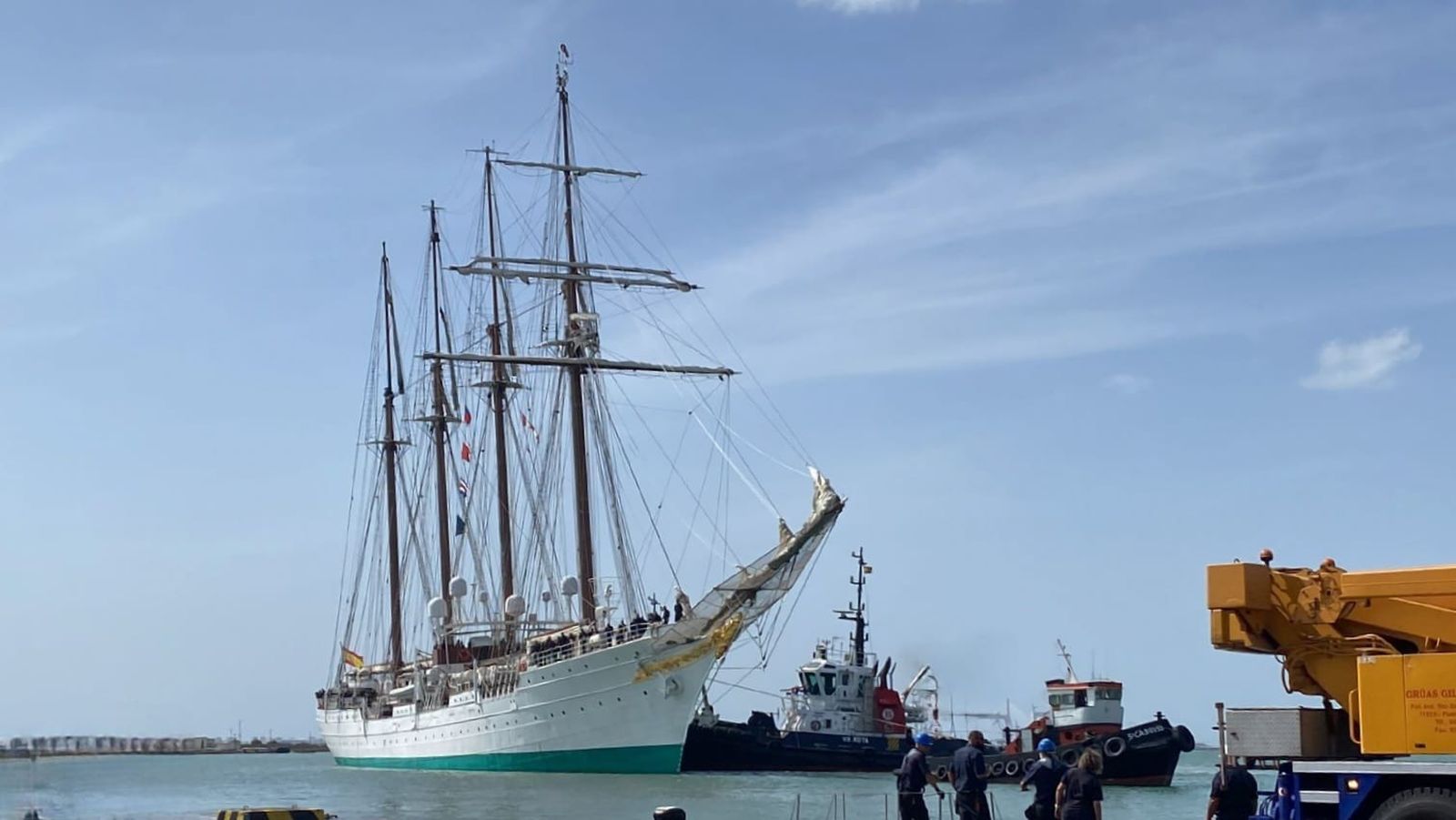 El buque 'Juan Sebastián de Elcano', entrando en La Carraca