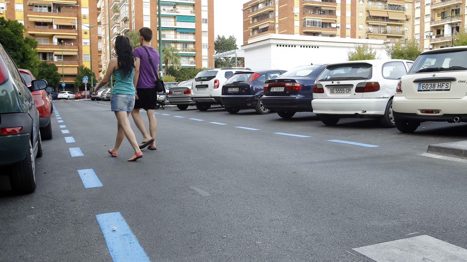 Una pareja se dirige a  recoger su coche en la zona de Bami