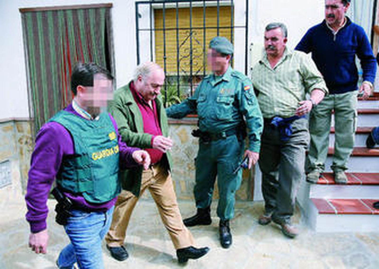El alcalde de Alcaucín, José Manuel Martín, el viernes, tras ser detenido por la Guardia Civil.
