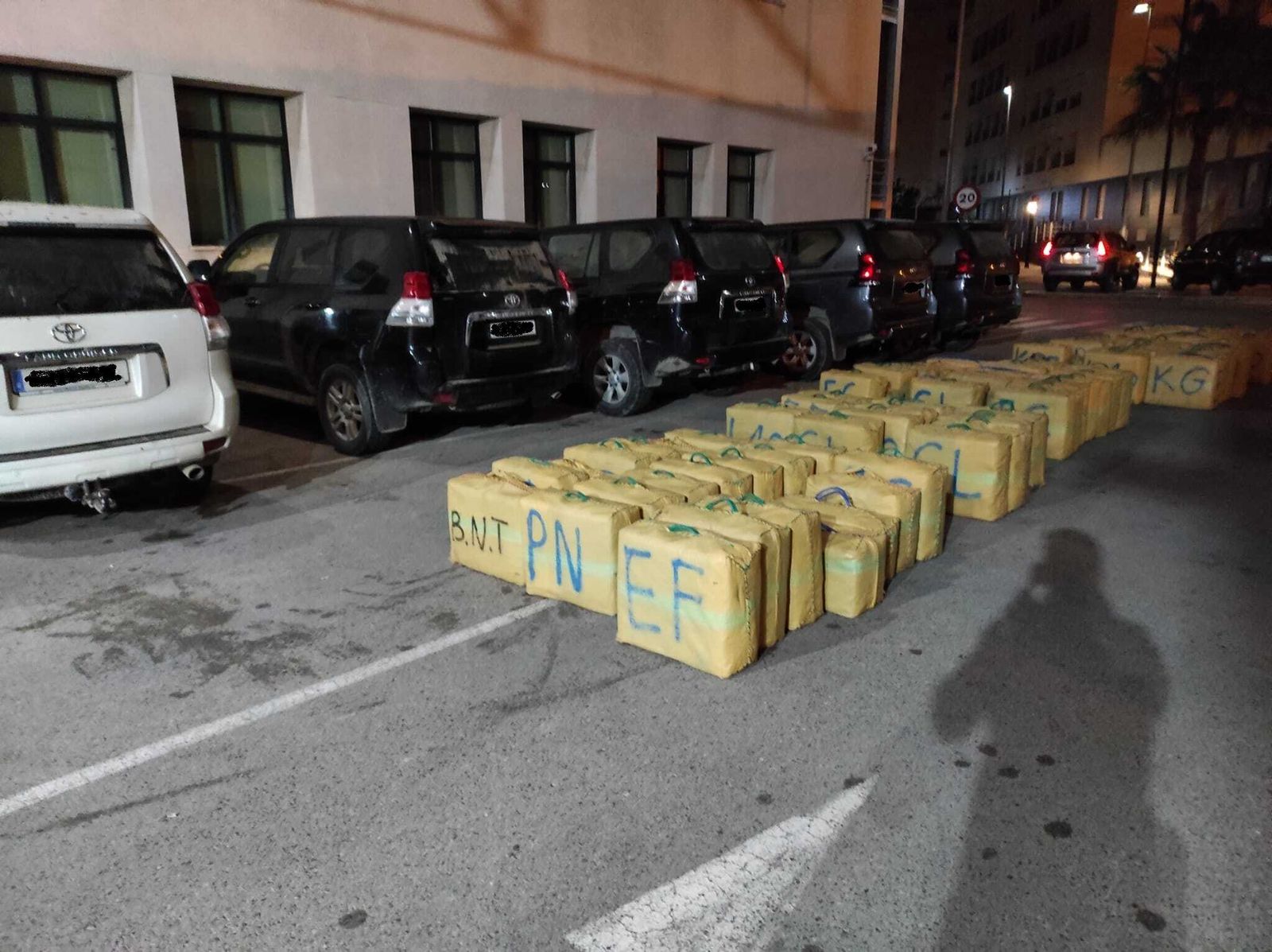 Parte de los fardos intervenidos en el operativo.