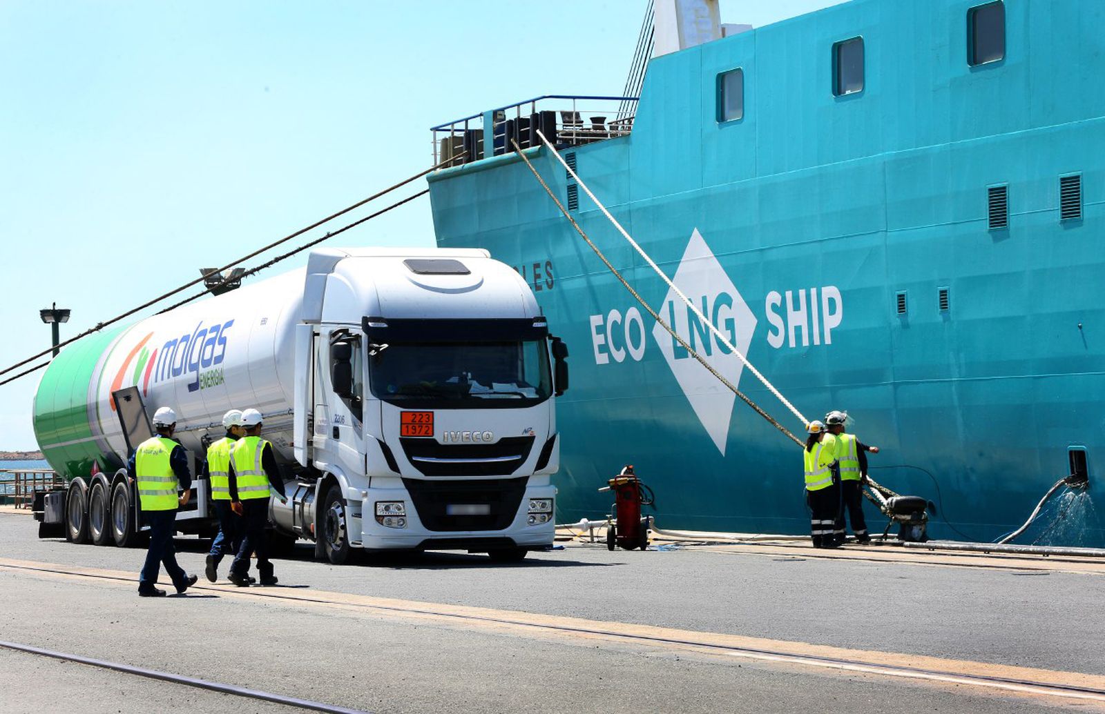 Suministro de GNL desde un camión a un ferri de la naviera Baleària en el Puerto de Huelva.