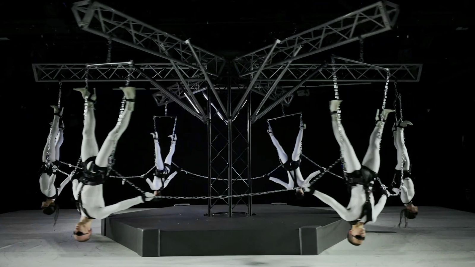 El carrusel de ‘19762. Solos y conectados’ estrenado en Kassel