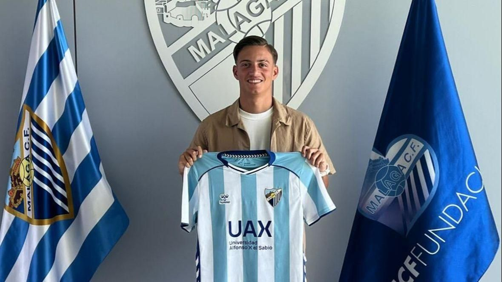 José Arévalo posando con la camiseta del Málaga CF