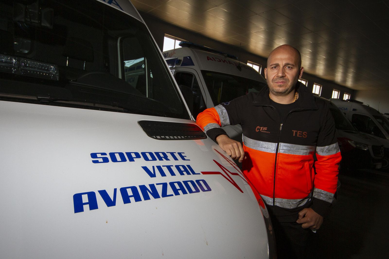 Francisco López Torres posa en las cocheras de Ambulancias Alhambra.