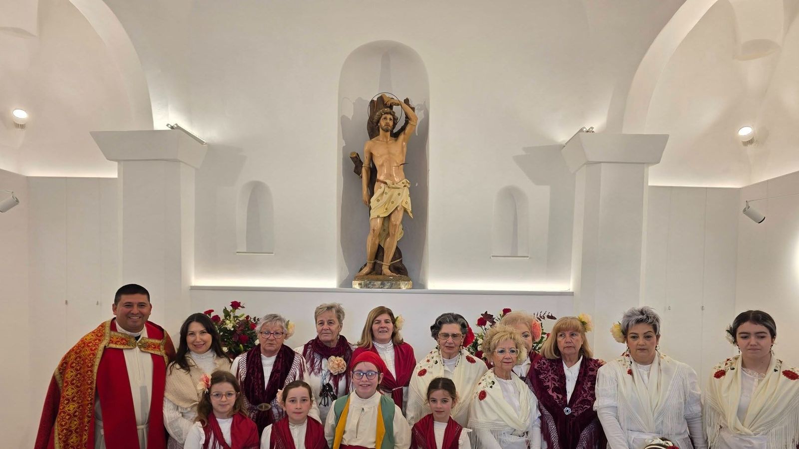 Párroco y vecinos junto al patrón.