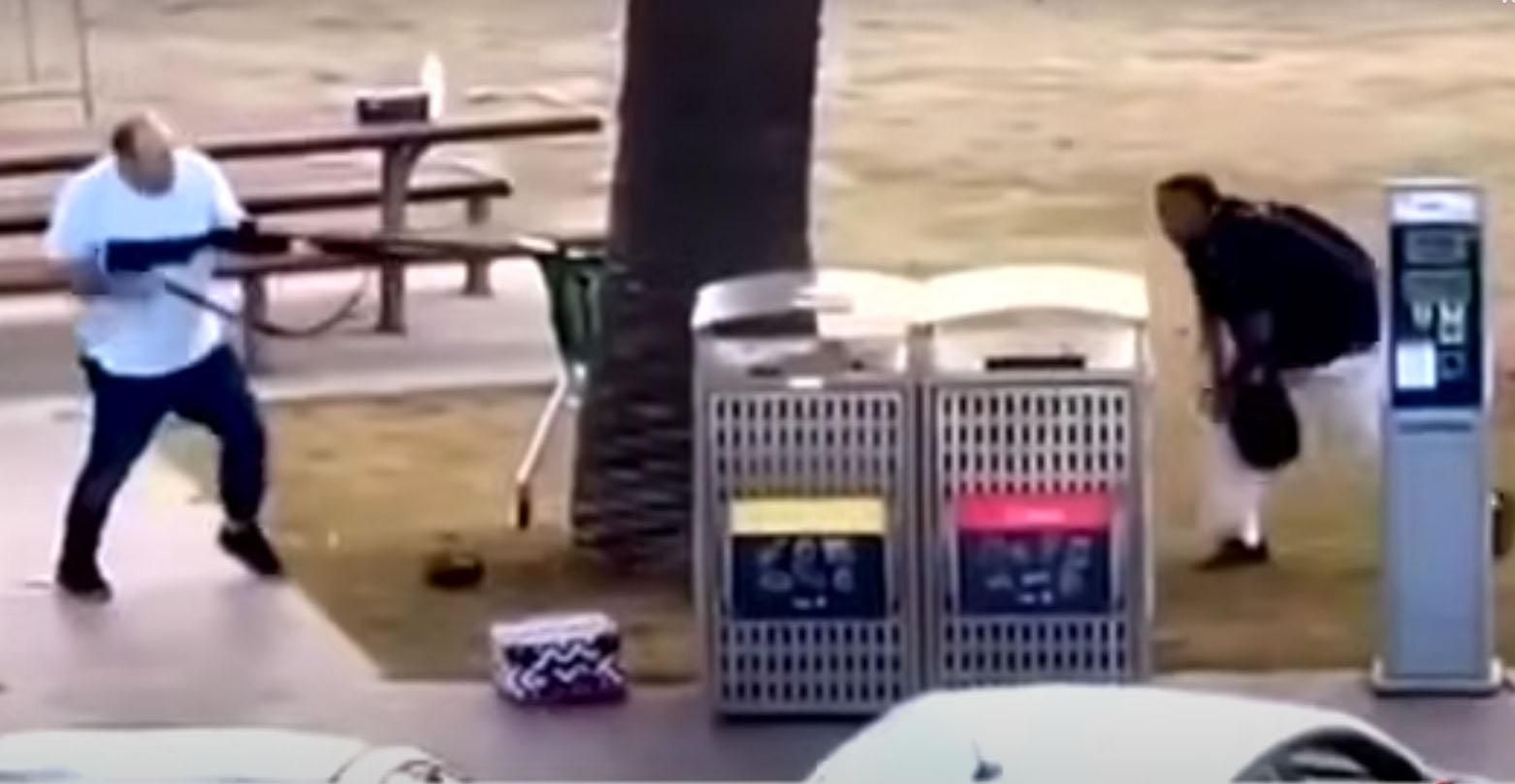 Al Ahmed apunta al al atacante tras desarmarlo.