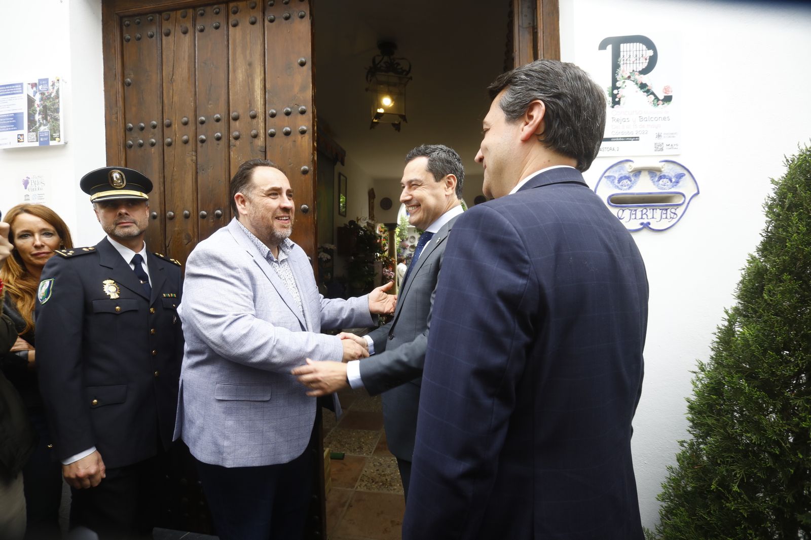 La visita de Juanma Moreno a los Patios de Córdoba, en imágenes.