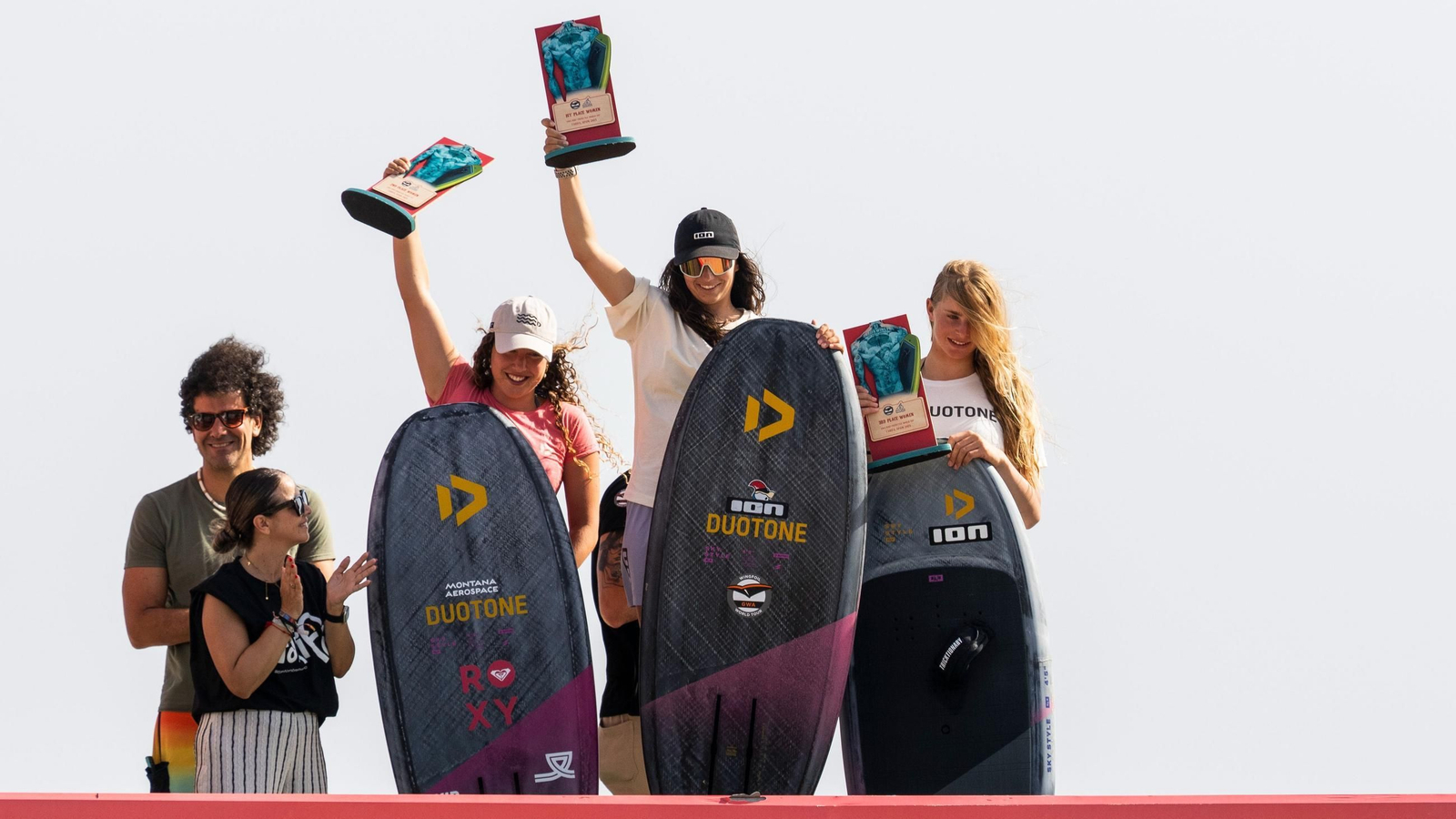 El podio femenino del GWA Tarifa 2025 con Nia Suardiaz, Mar de Arce y Marie Schlittenbauer.