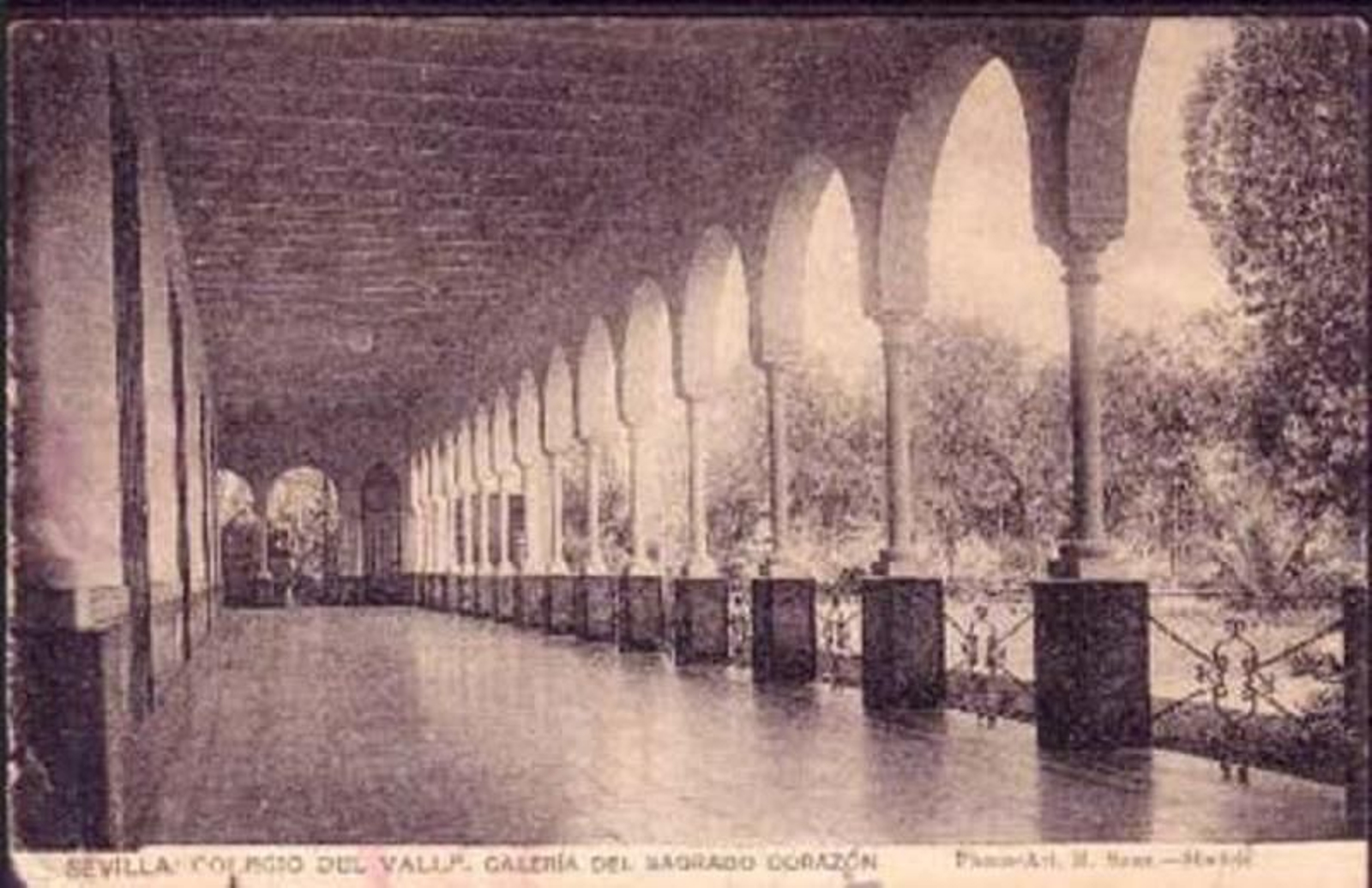 Galería y jardines del antiguo Colegio del Valle.