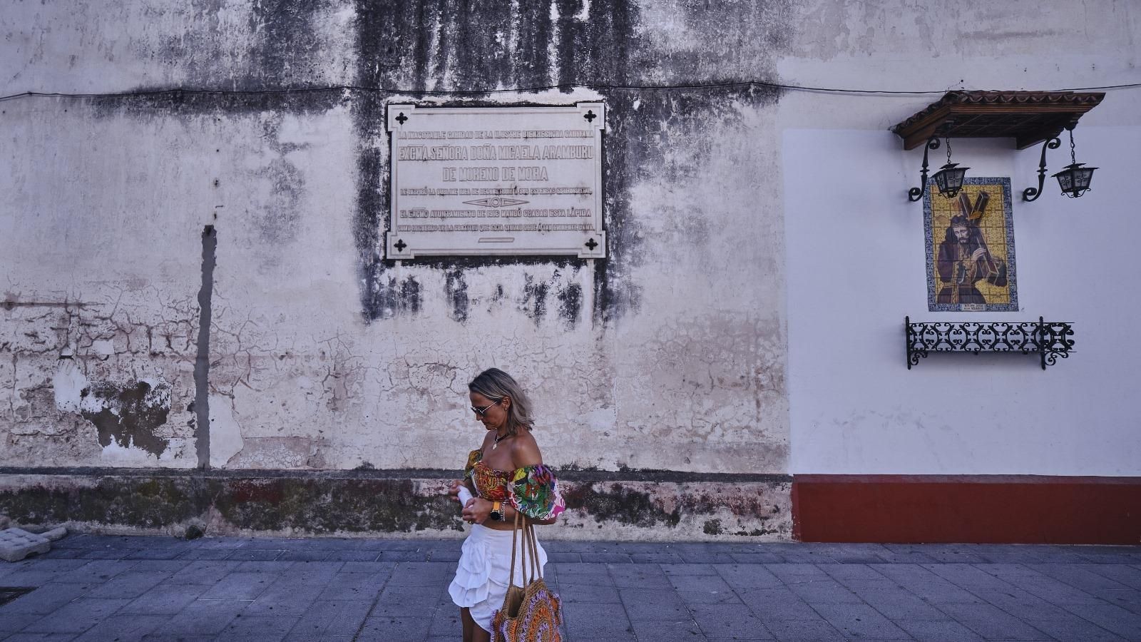 La placa que recuerda a Micaela Aramburu, en el muro de la capilla de Jesús de Los Afligidos.