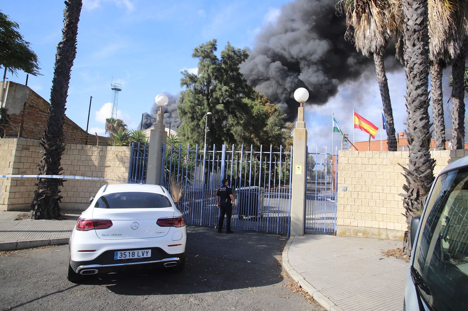 Imágenes del incendio en las instalaciones de Hierros España