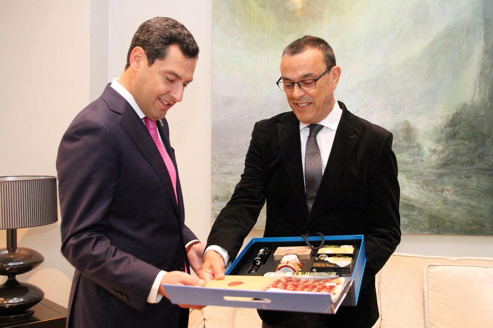 Juanma Moreno se reúne con Ignacio Caraballo en la Diputación, en imágenes