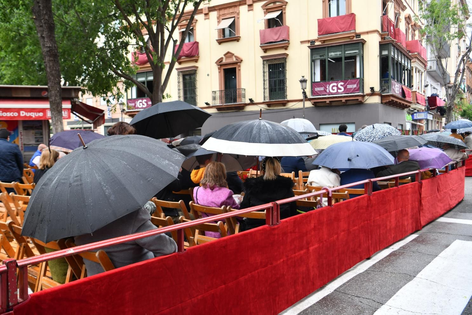 Cuanto más felices éramos, más lluvia caía sobre nuestros besos.