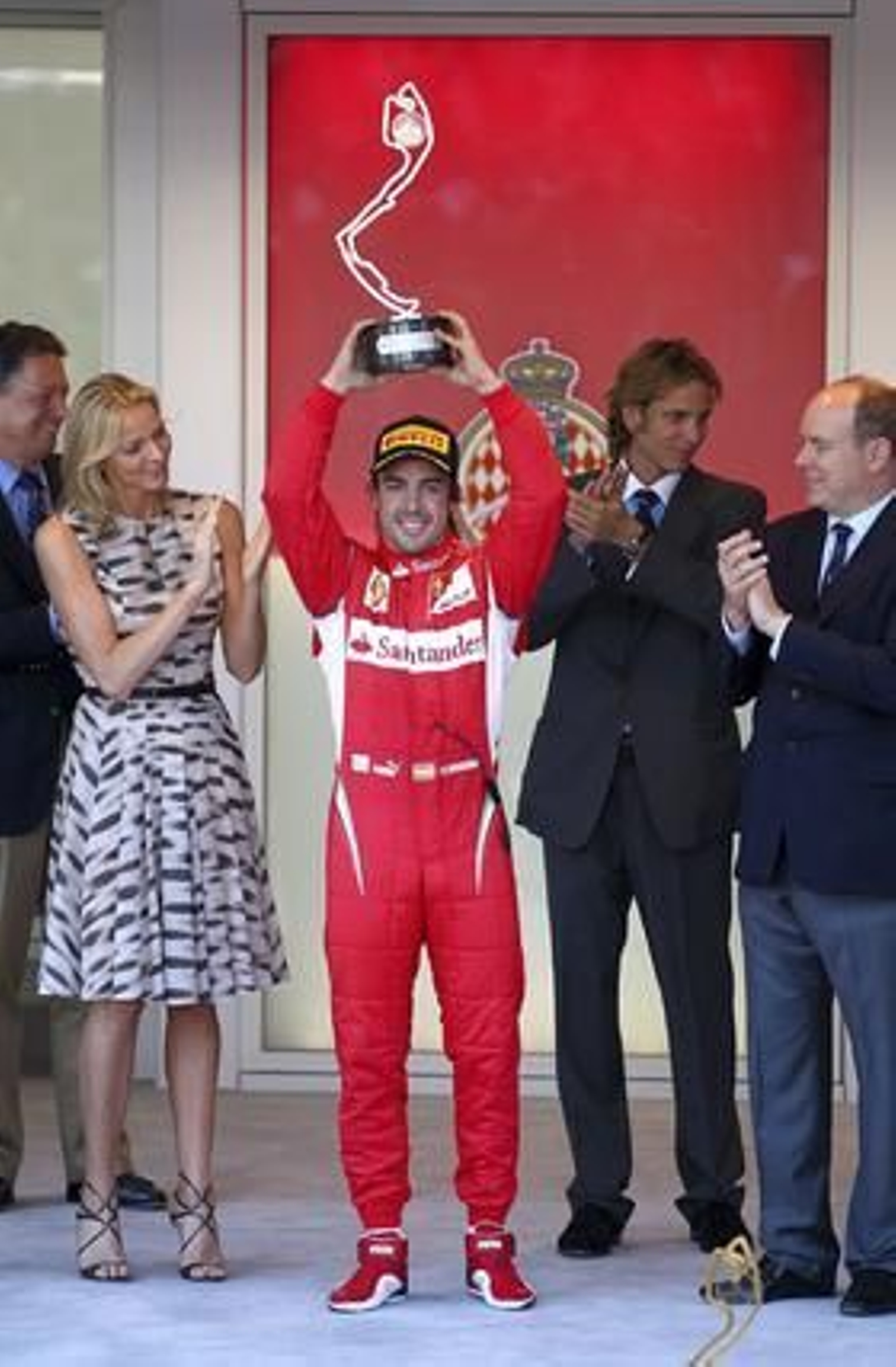 Fernando Alonso celebra su segundo puesto en el Gran Premio de Mónaco.

Foto: EFE