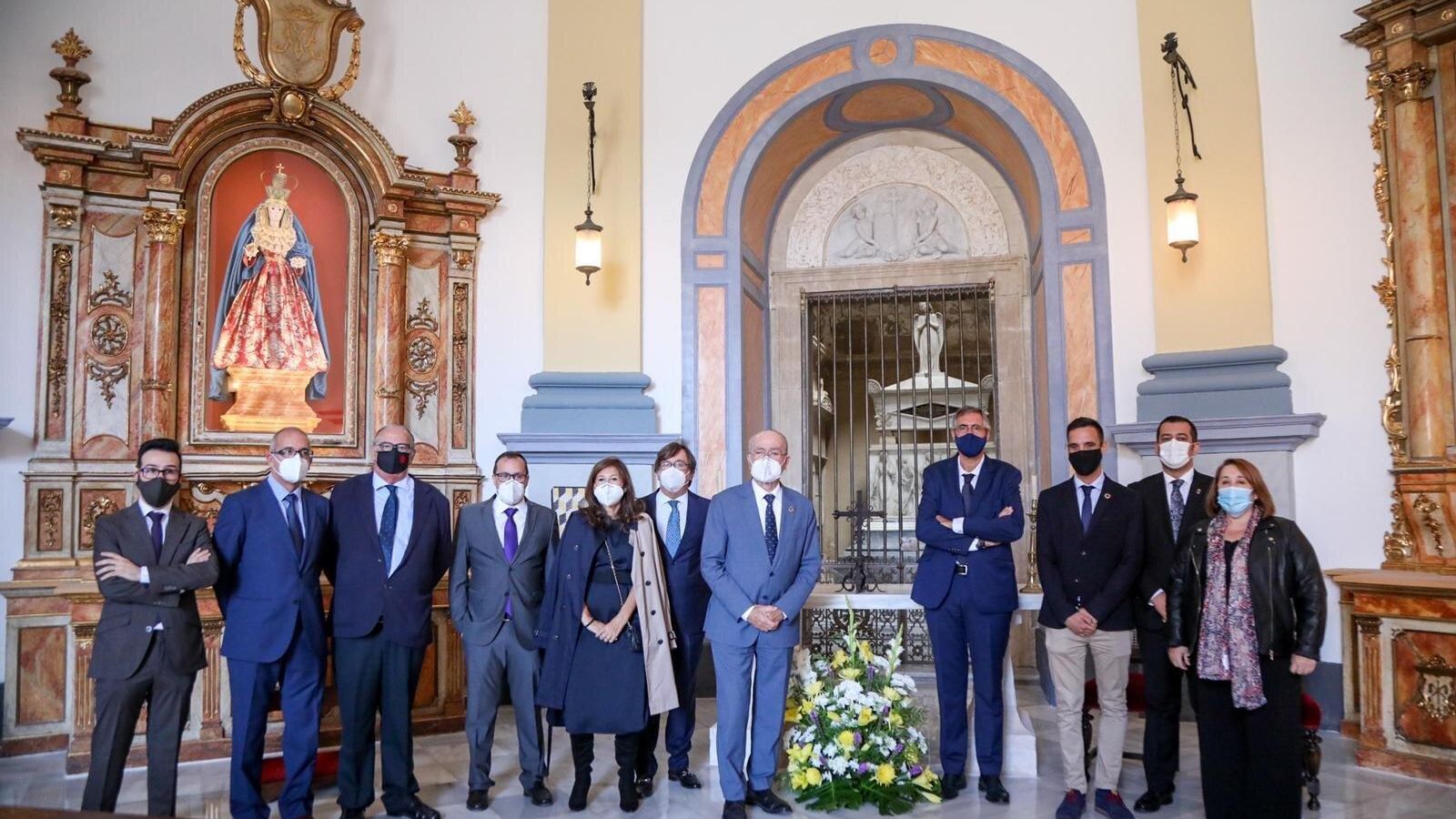 Miembros de la corporación municipal visitan la capilla restaurada.