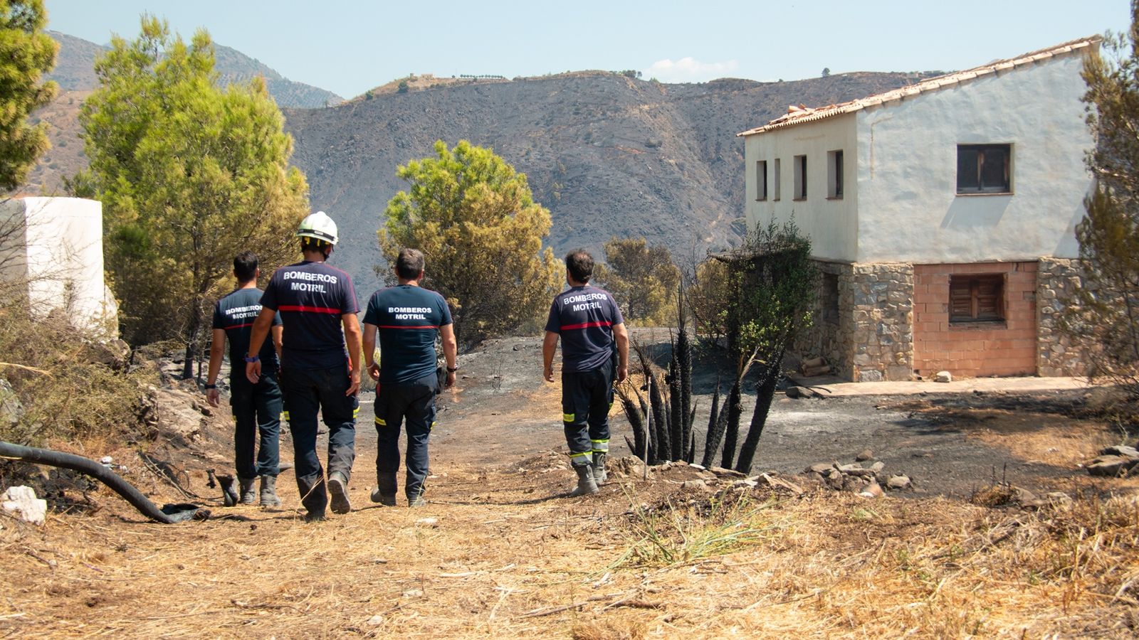 El trabajo para controlar el incendio de Almuñécar, en imágenes