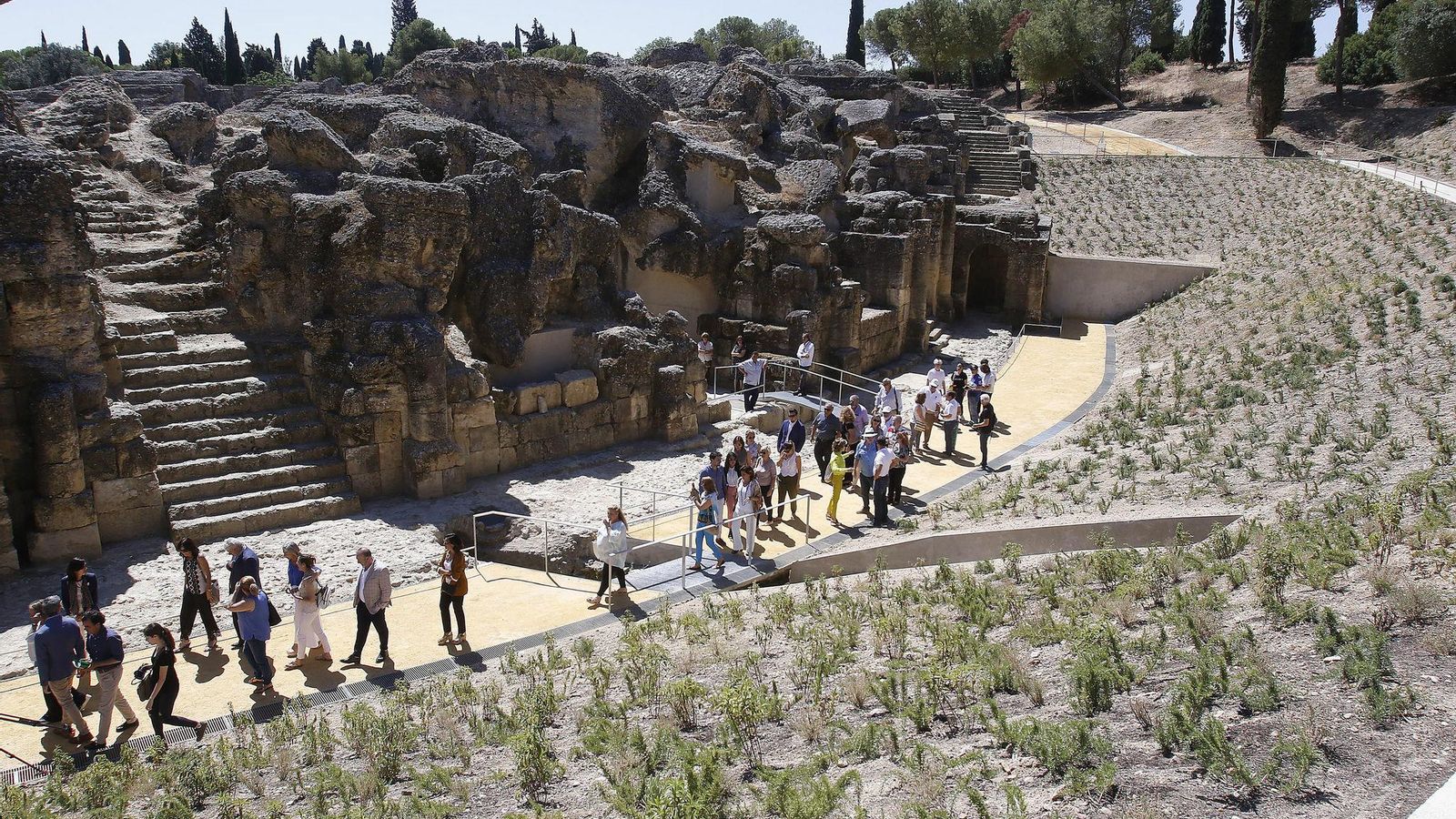 Un grupo de visitantes en Itálica.