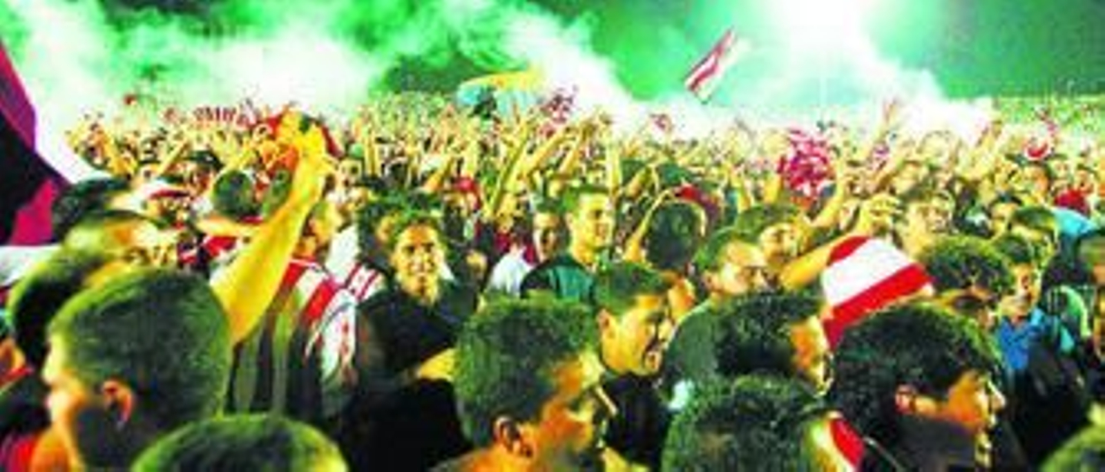Aficionados del Algeciras celebran el ascenso a Segunda A en el césped del Nuevo Mirador. Aficionados del Algeciras celebran el ascenso a Segunda A en el césped del Nuevo Mirador.