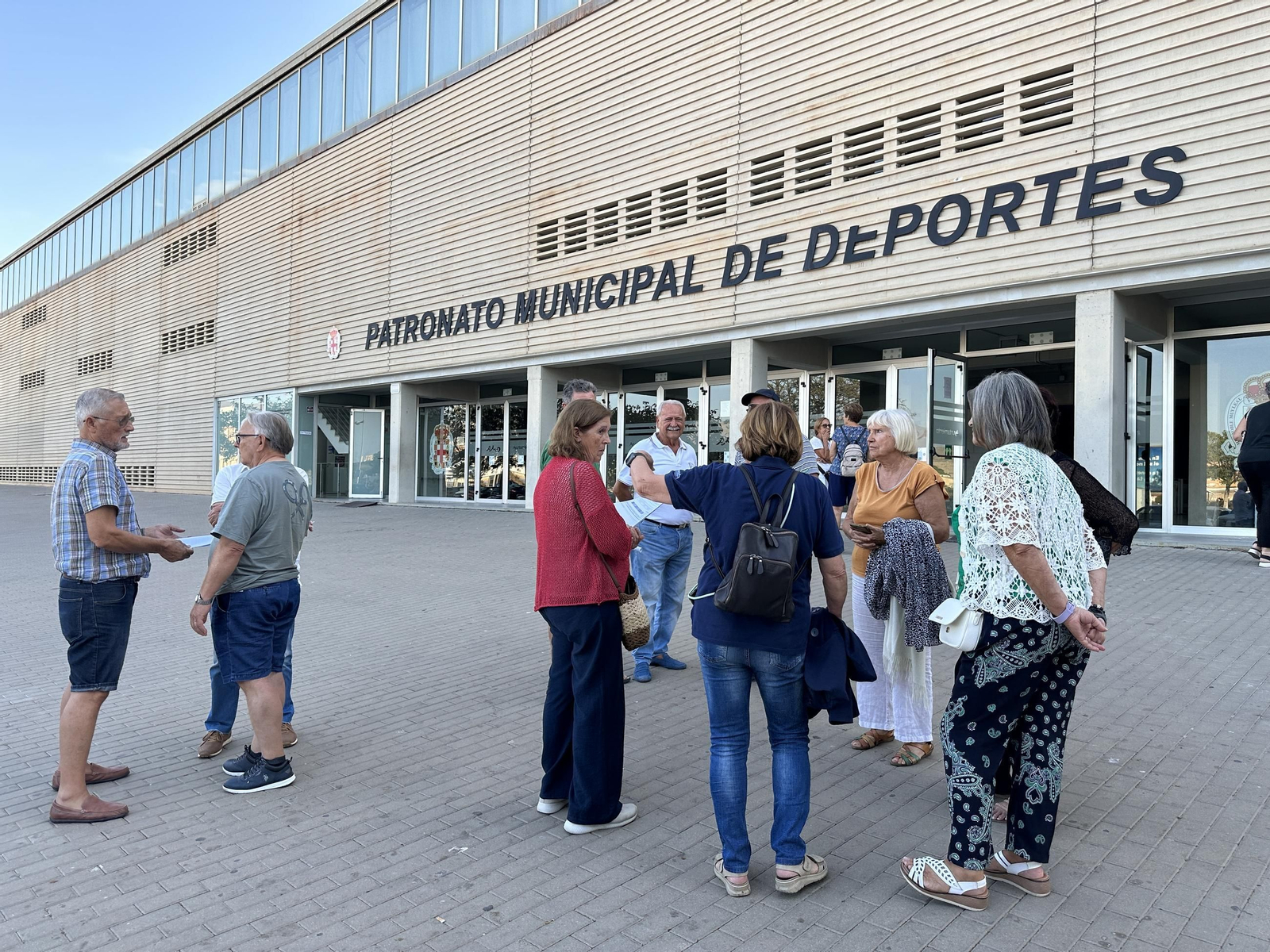 Mayores puerta Patronato Municipal de Deportes de Almería.