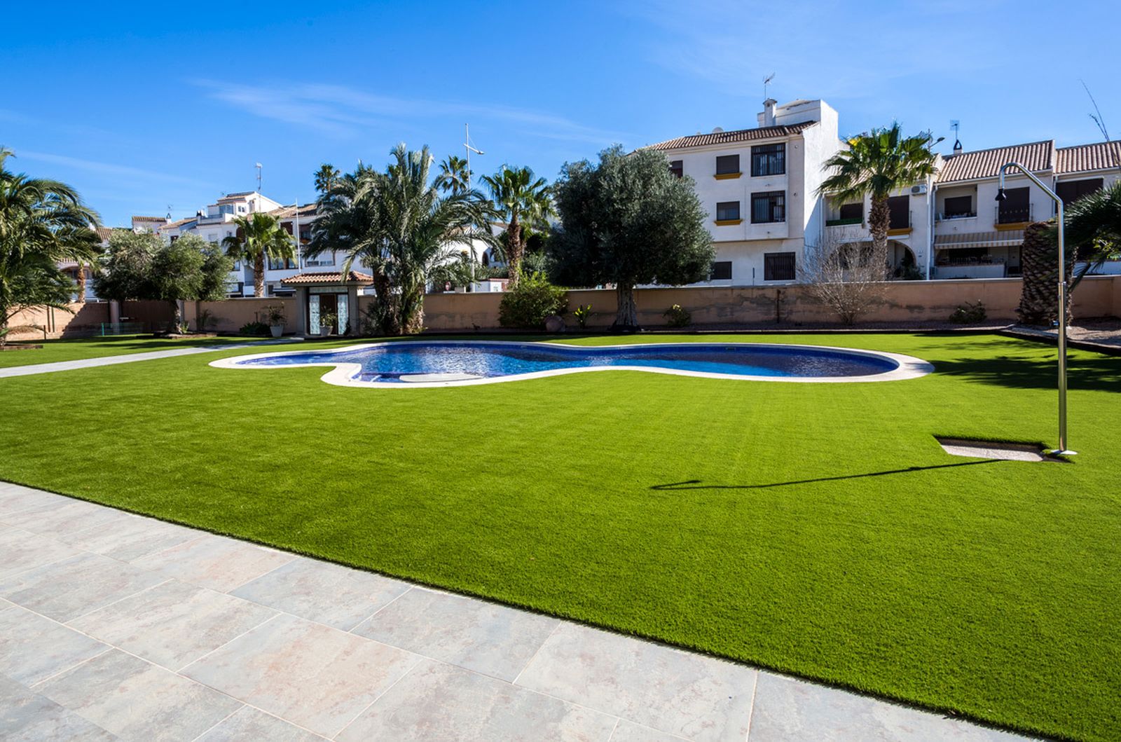 Tendencia al alza: El impacto del césped artificial en el valor inmobiliario