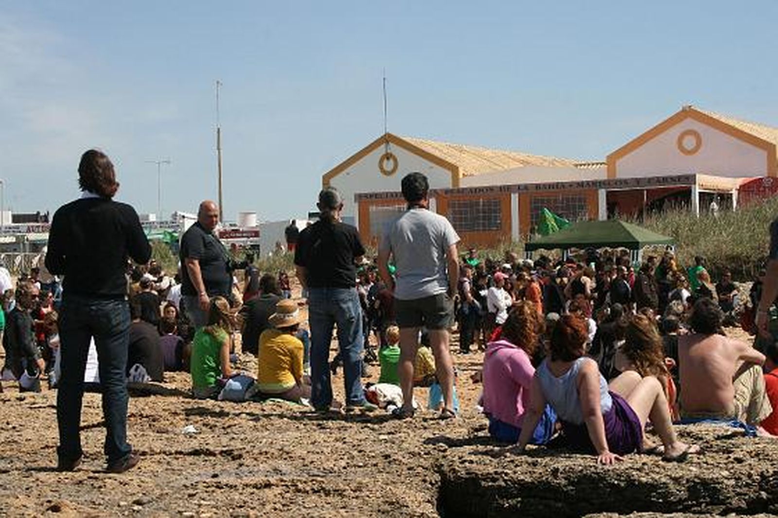 Unas 600 personas se concentran para protestar contra el macroproyecto hotelero en El Palmar. 

Foto: Manuel Aragon Pina