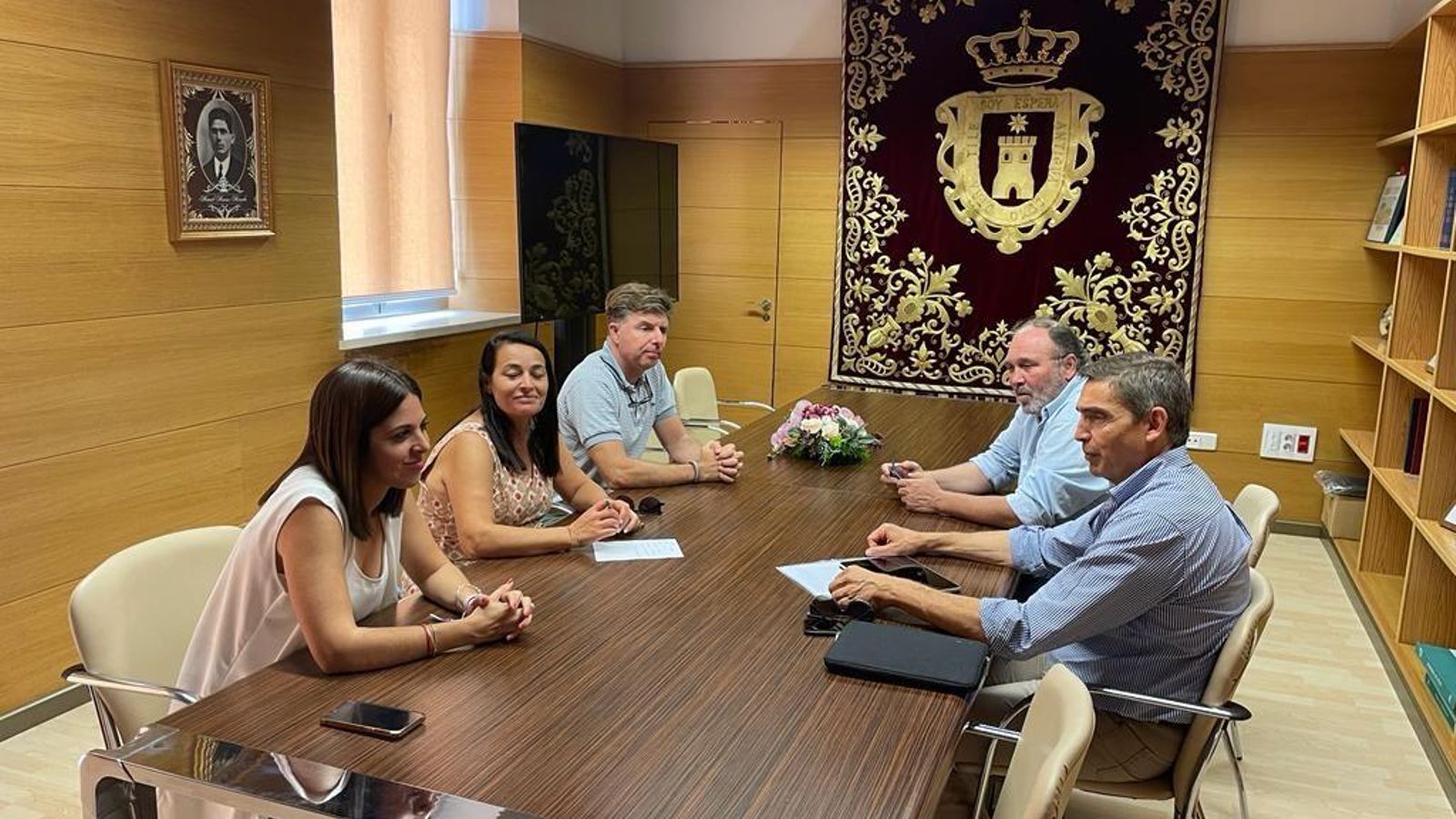 La alcaldesa de Espera, Tamara Lozano, con otros ediles, junto a uno de los representantes de la firma‘Espera Hidógeno Verde S.L.