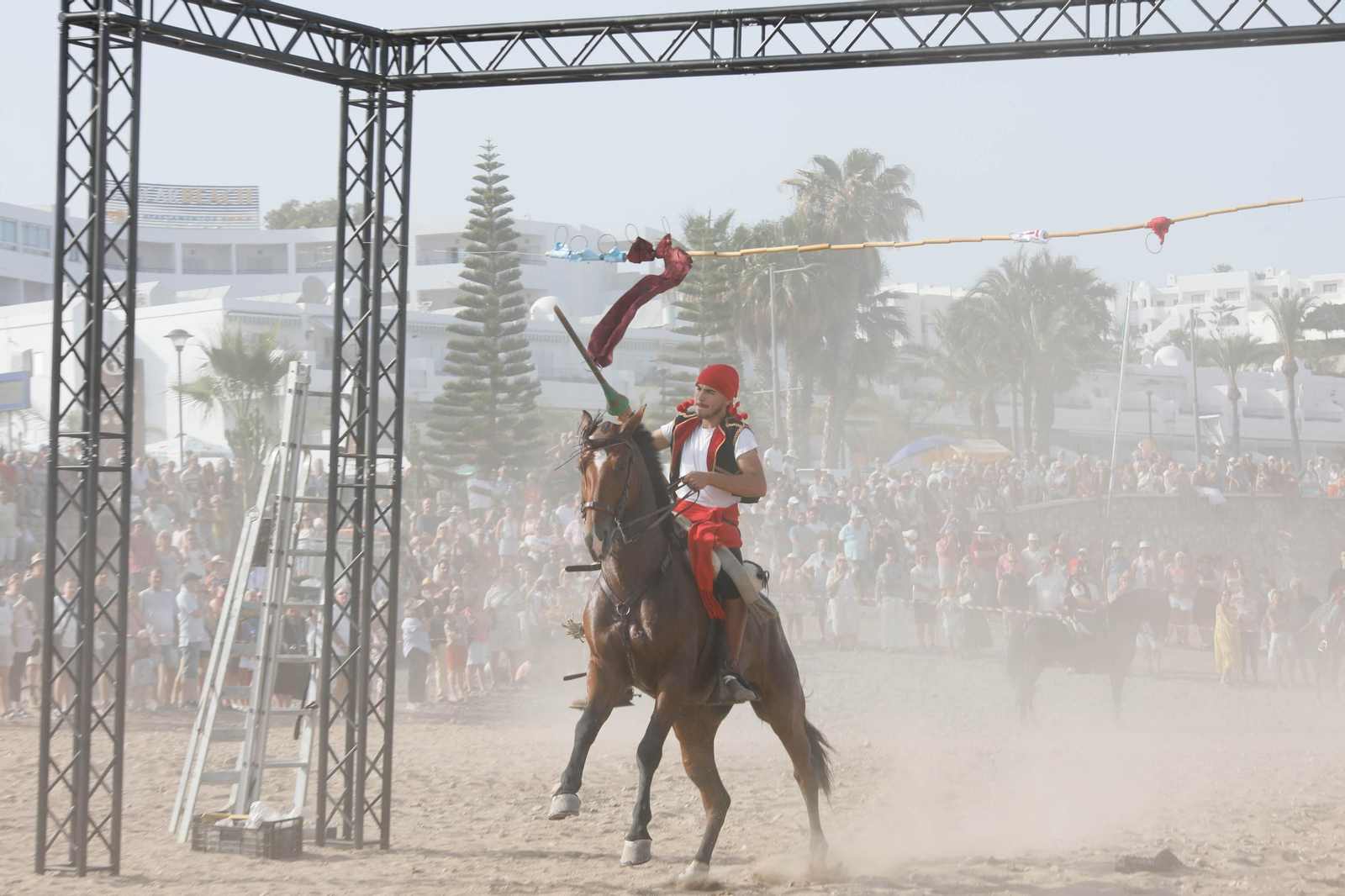 La carrera de cintas y la exhibición de caballos de los Moros y Cristianos de Mojácar, en imágenes