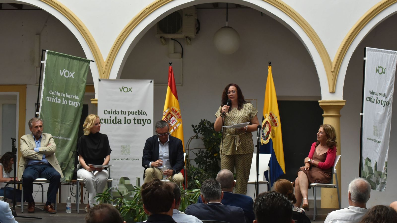 Eva Poza se dirige a los asistentes al acto de Vox.