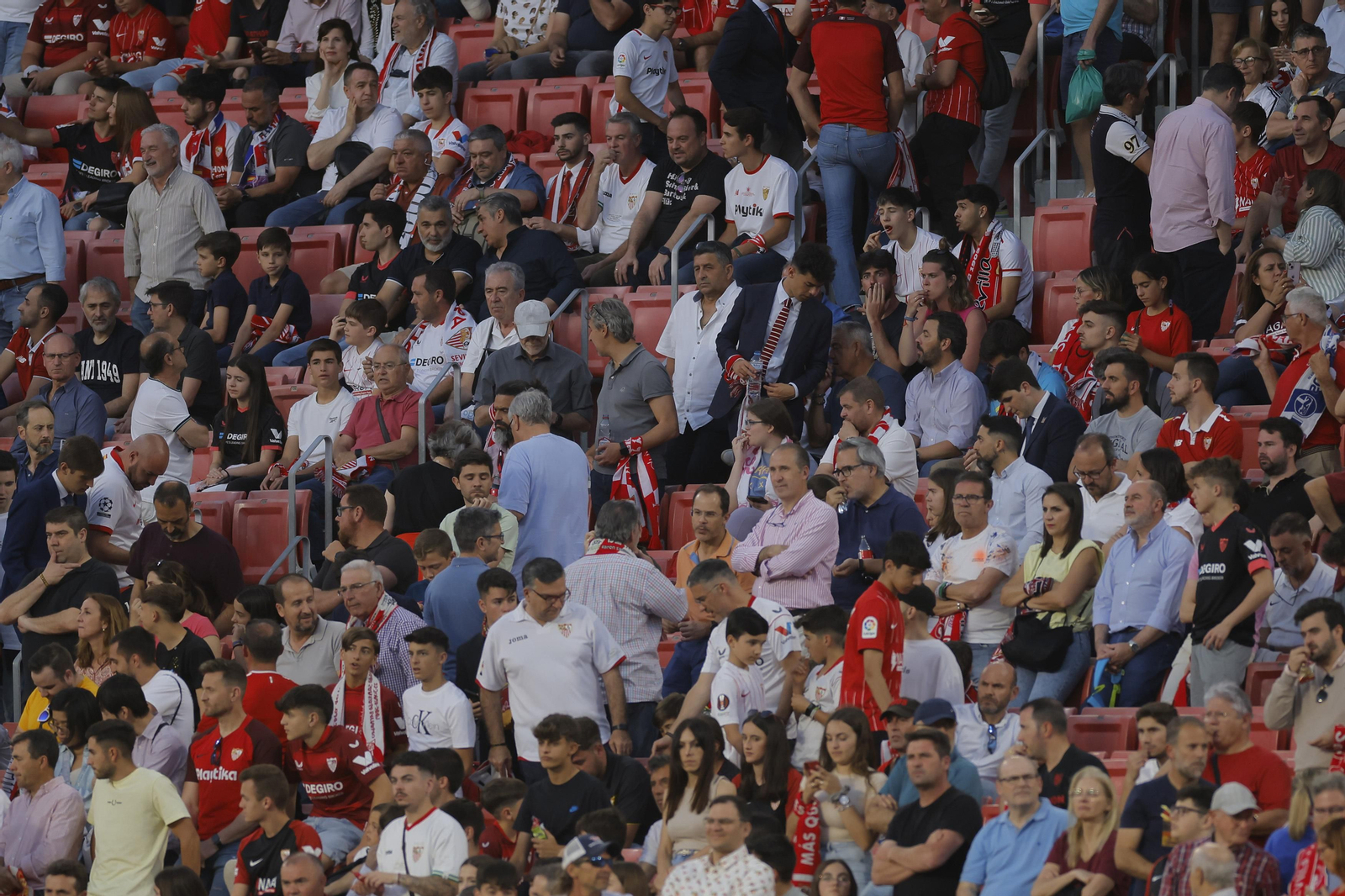 Búscate en las fotos del Sevilla -Villarreal