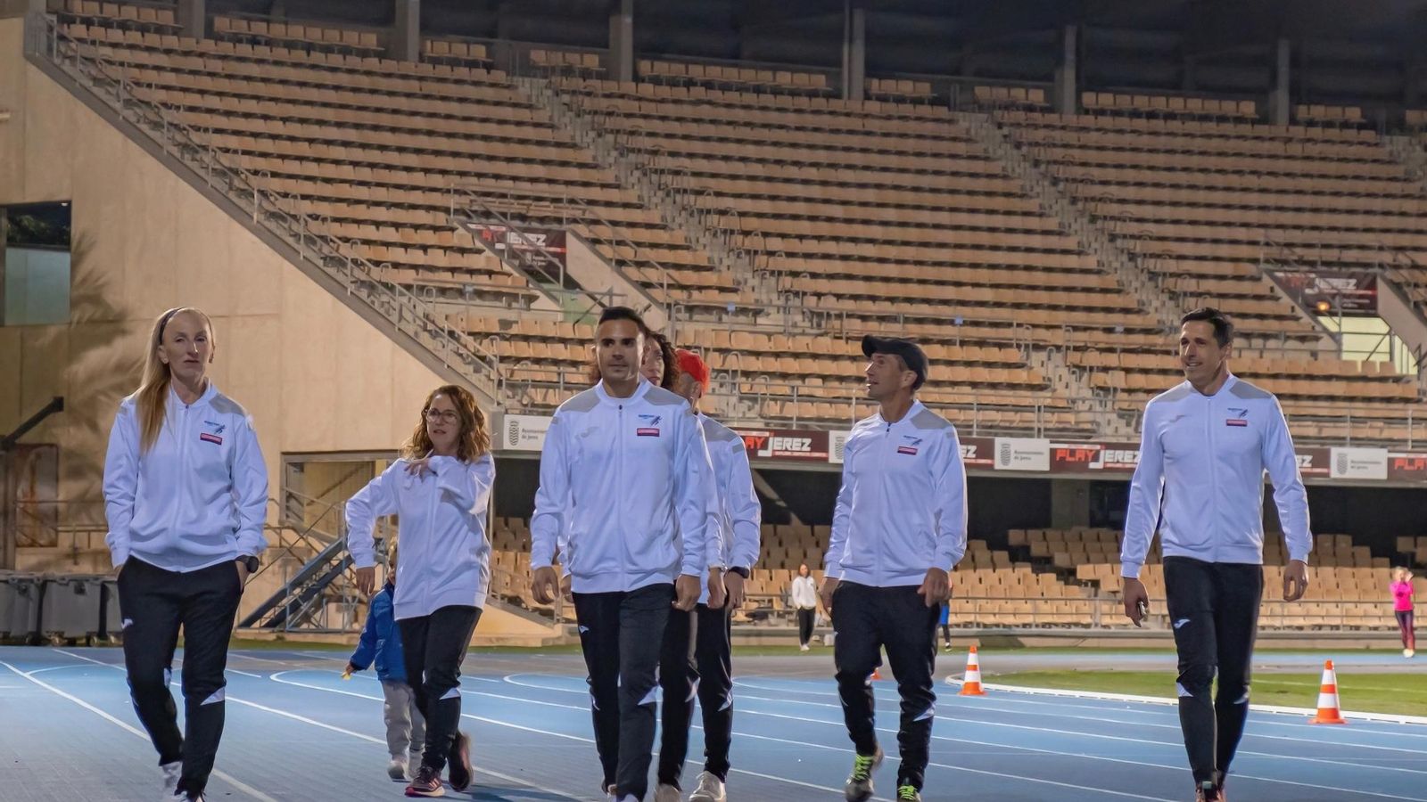 Varios atletas pasean por las pistas del Municipal.