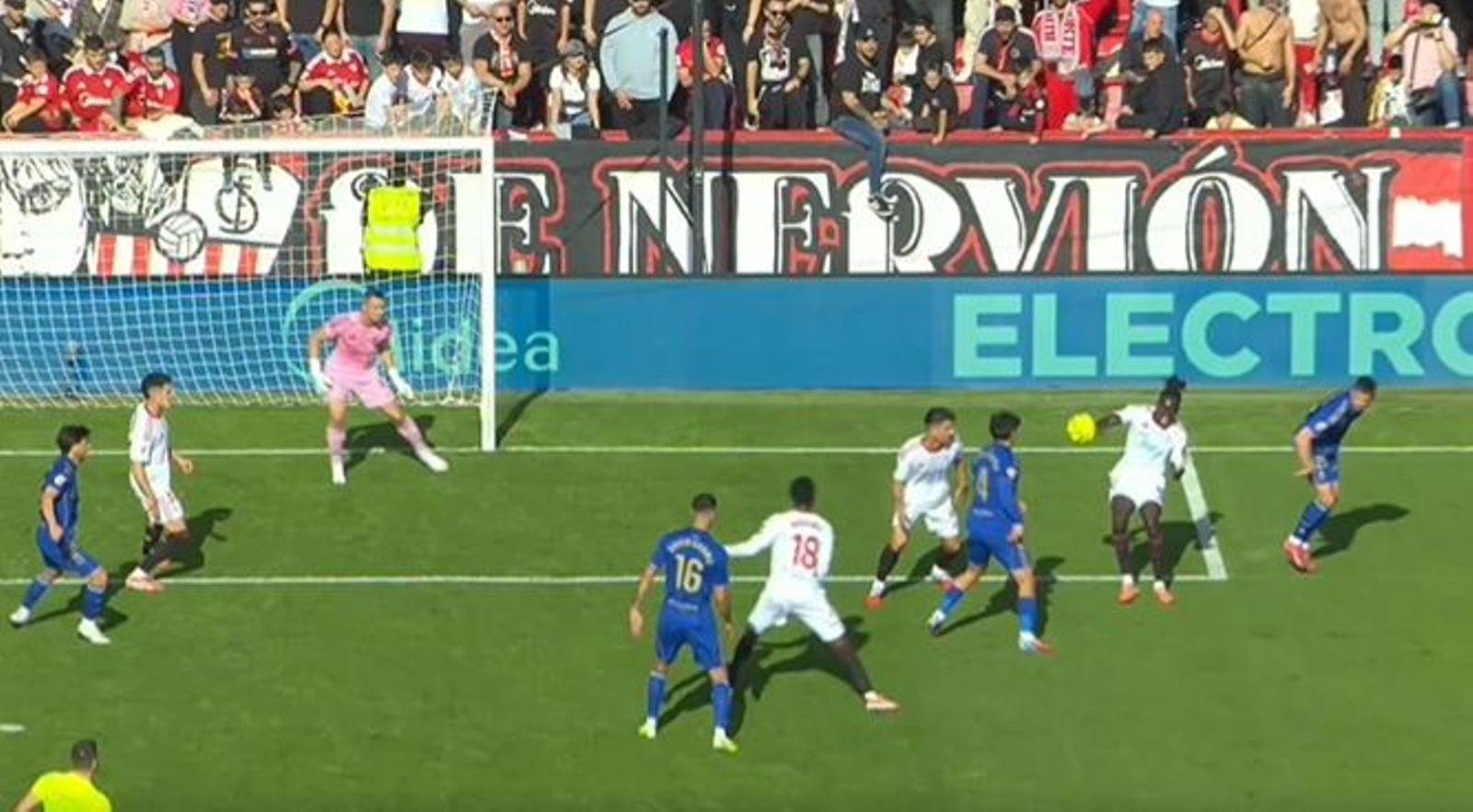 La pelota contacta con la mano de Mendy tras ser empujado por detrás por Dendocker: ¡El 'frame'!