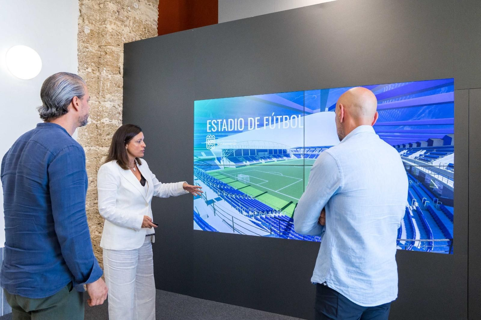 Cavada, mostrando el proyecto del estadio a Monchi y a Ramos.