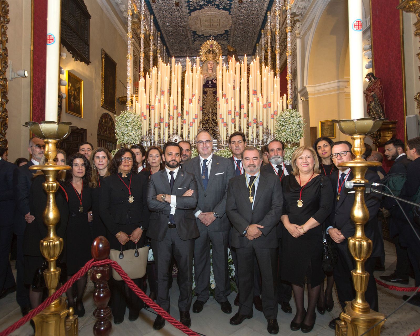 Los representantes del Colegio de Abogados, junto a la Virgen de la Concepción