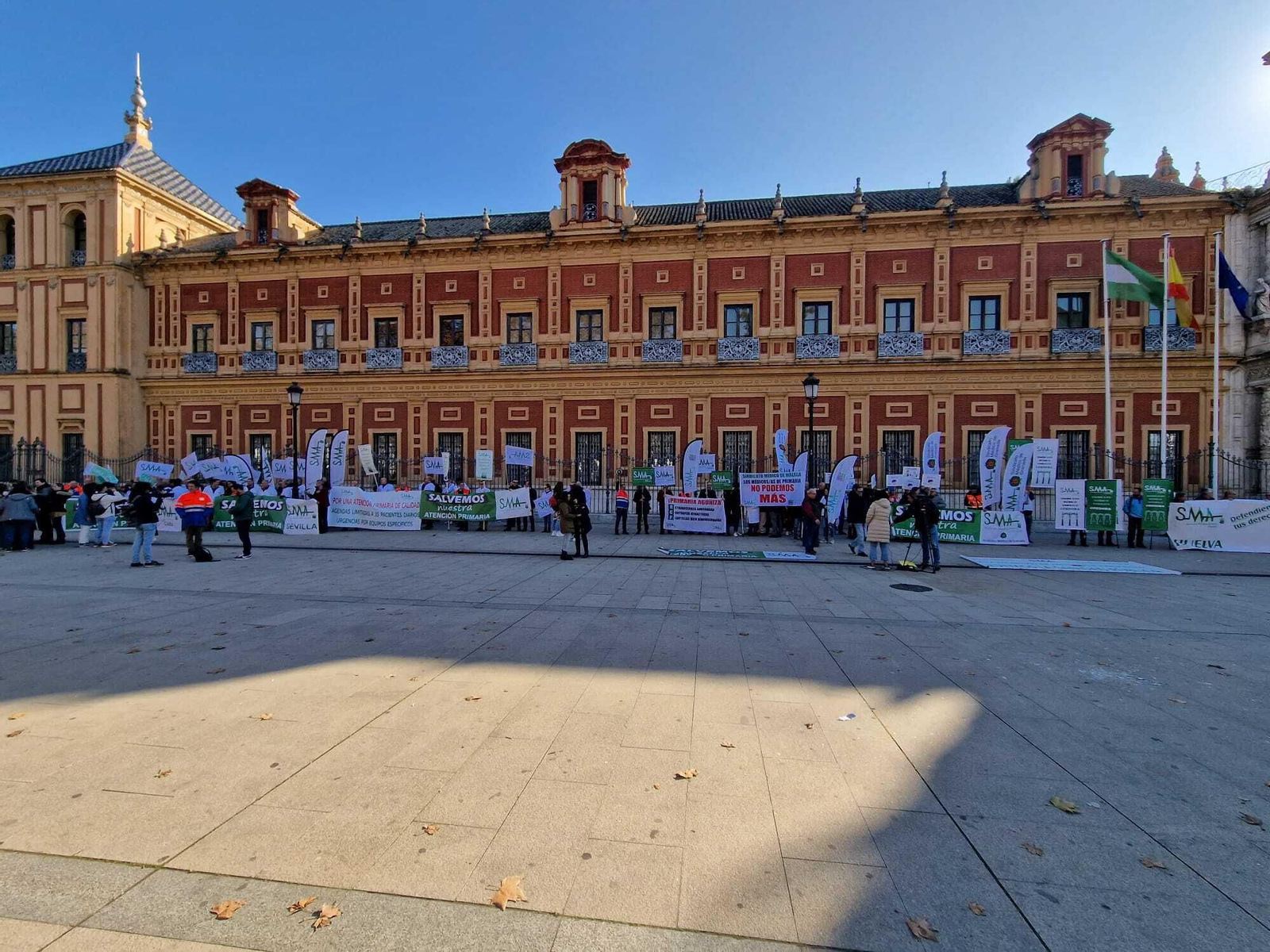 Protesta del Sindicato Médico Andaluz, ante la sede la Junta, este jueves.