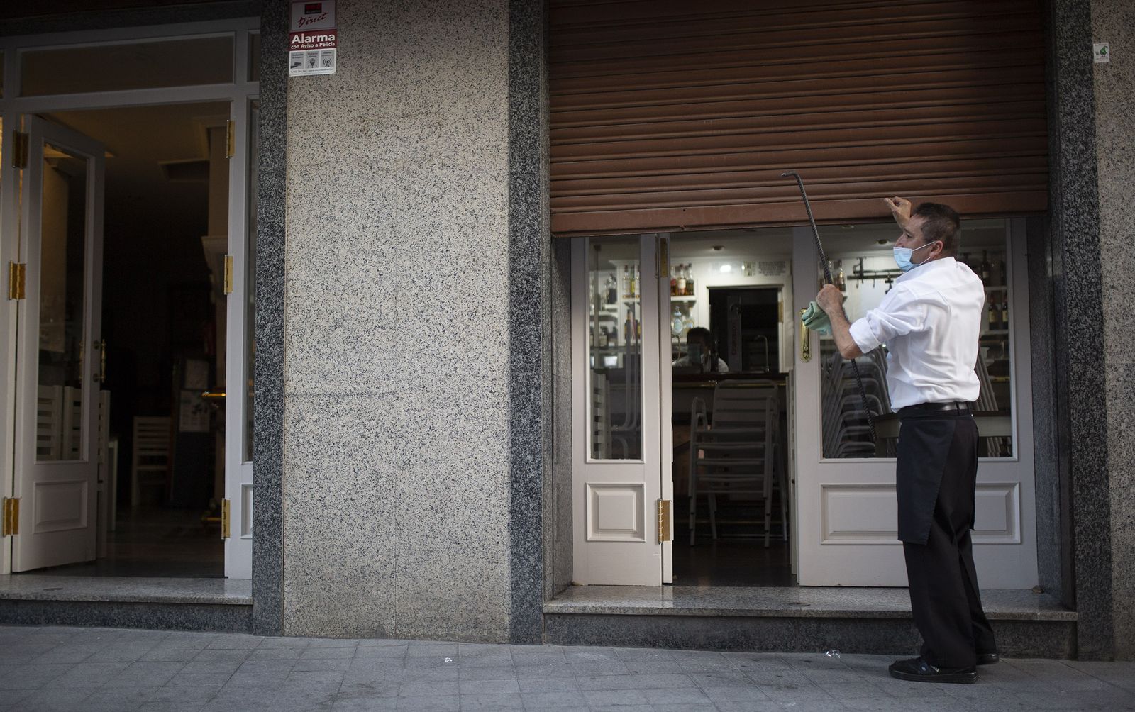El cierre de los comercios y la hostelería se adelantan en Sevilla
